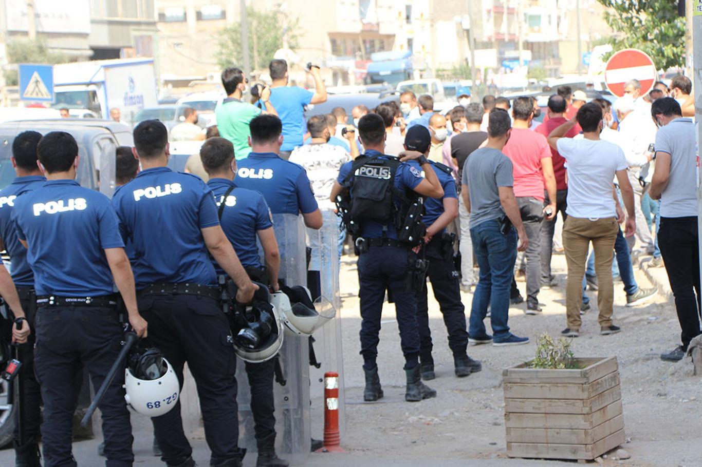 Elektriği kesilen çiftçilerin DEDAŞ eylemine polis izin vermedi
